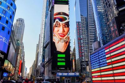 Wajah Rapper Indonesia Ramengvrl Terpampang di Billboard Times Square New York