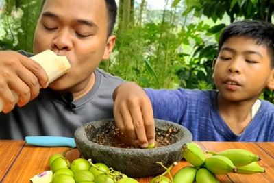 Aksi Pria Mukbang Rujak Batang Pohon Pisang Ini Ditonton 20 Juta Lebih di TikTok