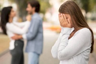 4 Hal yang Harus Kamu Lakukan Bila Pasanganmu Lebih Memilih Wanita Lain
