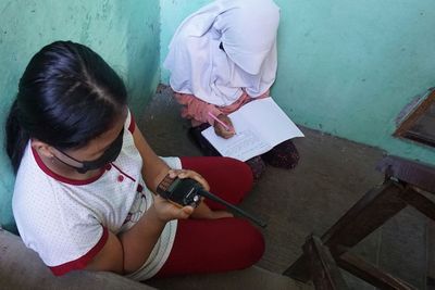 Keterbatasan Teknologi, Siswa Belajar Jarak Jauh Pakai Handy Talky