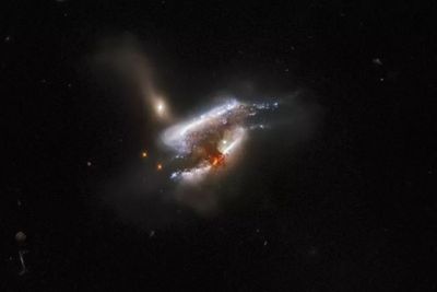 NASA Berhasil Memotret Momen Tiga Galaksi Bertabrakan, Penampakannya Menakjubkan