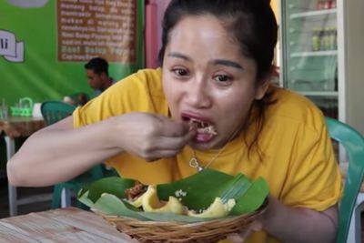 Sedapnya Nasi Balap Puyung Dibungkus Daun Pisang, Cocok buat Bekal Nonton MotoGP Mandalika