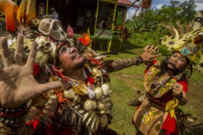 Atraksi Gigit Mandau Pria dan Wanita Dayak saat Festival Budaya Dayak Maanyan Warukin