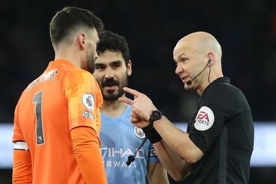 Riset: Wasit Liga Premier Jadi Ofisial Paling Dibenci di Dunia