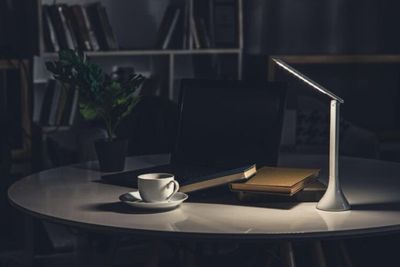 Pria Ini Alami Paranormal Experience Saat Lembur, Alat Kantor Berjatuhan