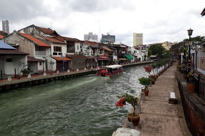 Bukan Italia! Susuri Sungai Ini Vibesnya Kaya di Venesia, Romantis Abis!