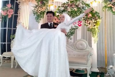 Dipangku Mesra Steno Ricardo di Hari Pernikahan, Eks Babysitter Mawar AFI Panen Hujatan