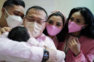 Resmi Jadi Grandmi-Granda, Krisdayanti dan Ashanty Kompak Gendong Baby AH: Cahaya Sempurna