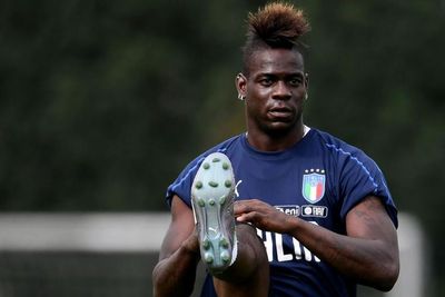Balotelli kembali Berulah, Nyuruh Orang Naik Motor Tanpa Busana Lalu Cebur ke Laut