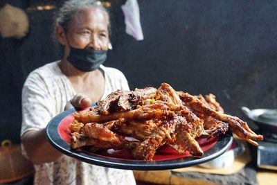 Kunci Lezat Ayam Panggang Mbok Tiyem, Selalu Pakai Alat Ini Sejak 1960!