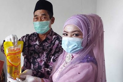 Nikah di Tanggal Cantik, Pria Ini Berikan Mahar Minyak Goreng untuk Pujaan Hati