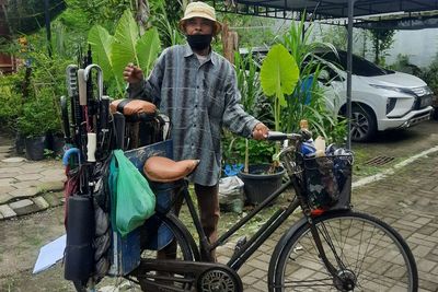 Kisah Tukang Servis Payung, 20 Tahun Keliling Solo Demi Selembar Uang Rp50 Ribu