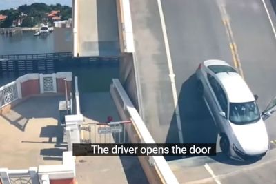 Pengemudi Sedan ini Nyaris Menjadi Korban Jembatan Lipat