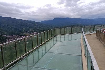 Dibangun Pakai Uang Rakyat Rp3,9 M, Jembatan Kaca Pertama di Indonesia Retak!