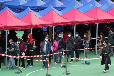 Omicron Merebak, Hong Kong akan Lakukan Tes COVID-19 Gratis untuk Semua Penduduknya
