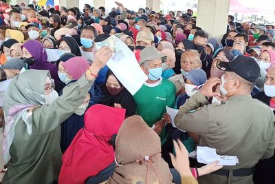 Ricuh! Lautan Manusia di Ponorogo Rela Berdesakan Antre Minyak Goreng