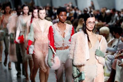 Koleksi Busana Fendi Jadi Pembuka Milan Fashion Week