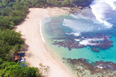 Bukan Lombok atau Bali! Pantai Pangi Tempat Healing yang Disembunyikan