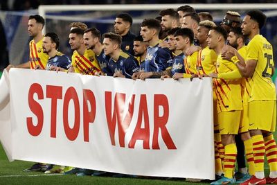 Rusia Serang Ukraina, Napoli dan Barcelona Bentang Spanduk Stop War