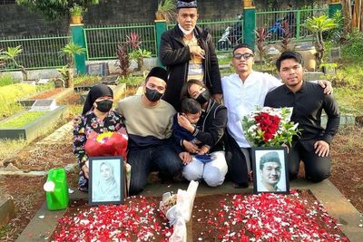 Keluarga H Faisal Rayakan Ultah Bibi di Makam, Netizen Salfok Lihat Mata Sembab Fuji