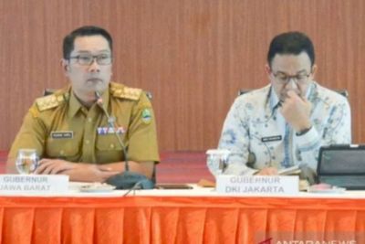 Nikmati Makan Bubur Bareng, Anies dan Ridwan Kamil Didatangi Ganjar