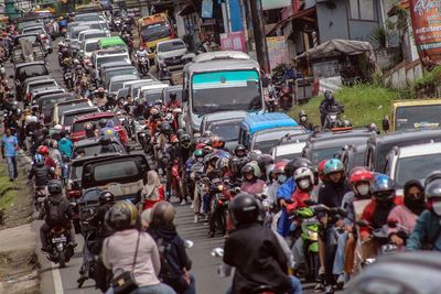 Jalur Puncak II Masih Jadi Solusi Pengendara yang Terjebak Macet Total