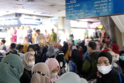 Long Weekend, Pasar Tanah Abang Penuh Sesak! Warga: Mau Beli Baju Lebaran