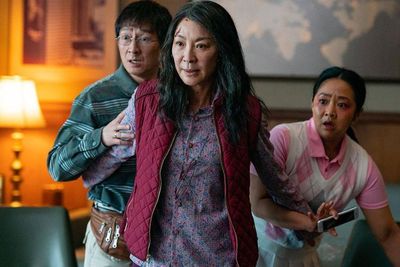 Penampilan Michelle Yeoh di Film Everything Everywhere Dipuji dan Musiknya Mengesankan