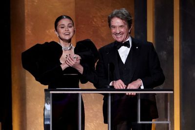 Nyeker Bacakan Nominasi SAG Awards 2022, Selena Gomez Tetap Cantik Pakai Gaun Hitam