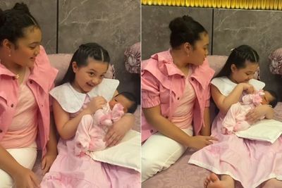 Momen Menggemaskan Arsy Gendong Baby Ameena, Luwes Banget Kayak Orang Dewasa