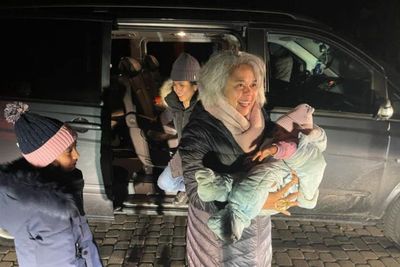 Menlu Ungkap 99 WNI Sudah Dievakuasi dari Ukraina, 24 Orang Memilih Bertahan
