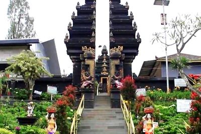 Pura Luhur Giri Arjuno, Pura Besar Berdiri di Tengah Perkebunan Apel