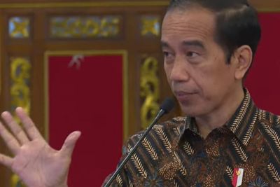 Minta Grup WhatsApp TNI-Polri Ditertibkan, Jokowi: Hati-hati, Saya Baca Itu!