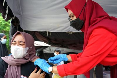 Cepetan, Warga yang Mau Divaksin Covid-19 Bakal Dikasih 2 Liter Minyak Goreng