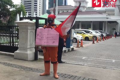 Kontrak Kerja Diputus Sepihak, PPSU Nekat Jalan Kaki Belasan Kilo Demi Ngadu ke Anies