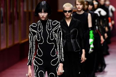Paris Fashion Week: Desainer Hadirkan Koleksi Musim Gugur Dior, Ada Rompi Anti-peluru