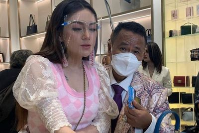 Hotman Paris Bikin Heboh Usai Peluk Celine Evangelista, Netizen Salfok ke Posisi Tangannya