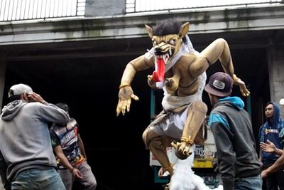 Jelang Perayaan Nyepi, Pemuda Suku Tengger Bromo Membuat Ogoh-ogoh