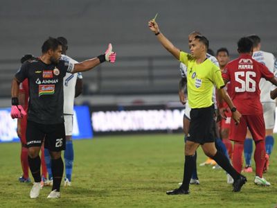 Tertawa atas Kartu Kuning yang Diberikan Wasit, Robert Alberts: Kok, Saya yang Dihukum?