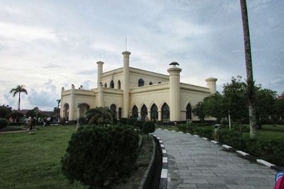 Melihat Istana Siak, Ada Benda Penuh Kutukan hingga Cermin Besar yang Bikin Awet Muda