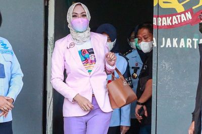 Hafalkan Qur an di Penjara, Angelina Sondakh Baca Yasin Tanpa Teks di Makam Adjie Massaid