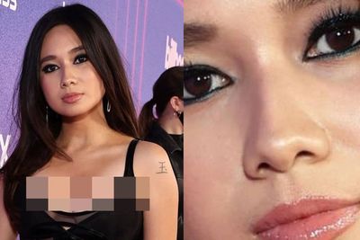 Gaya Busana NIKI di Billboard Women in Music Awards 2022, Celak dan Lipatan Tangan Disorot