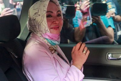 Berurai Air Mata, Bisik Angelina Sondakh di Nisan Adjie Massaid: Maaf Aku Tinggalin Anak