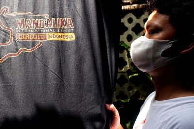 Sambut MotoGP 2022, Pebatik Tunarungu Bikin Batik Tema Sirkuit Mandalika