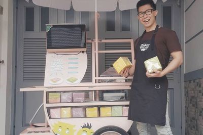 Sukses Bikin Arum Manis Naik Kelas , Pemuda Ini Cuan Rp250 Juta Sebulan!