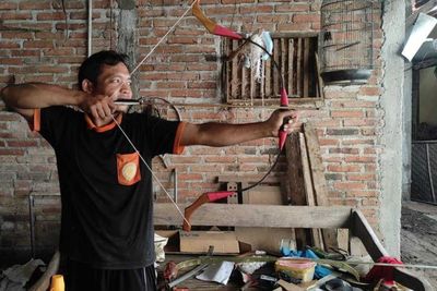 Mantan Guru Honorer Banting Setir Jadi Pembuat Panah, Omzetnya Rp15 Juta Sebulan