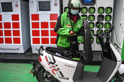 Pakai Motor Listrik Ojol Bisa Hemat Rp600 Ribu Sebulan, Ini Tutorial Ngecas Baterainya