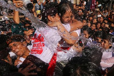 Bali Punya Tradisi Peluk-pelukan Antara Cowok dan Cewek, Ini Sejarahnya!