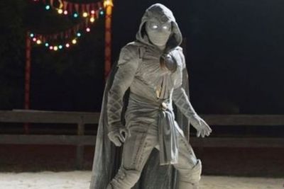 Jelang Perilisan, Moon Knight Pamer kostumnya Serba Puti Seperti Hantu