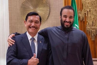 Luhut Pandjaitan Diberi MBS Replika Kunci Ka bah, Ungkap Kedekatan Dipanggil Saudara